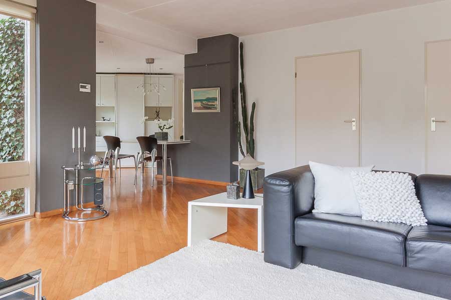 10 verkoopstyling tips waarmee jij je huis groter maakt. Beige woonkamer banken